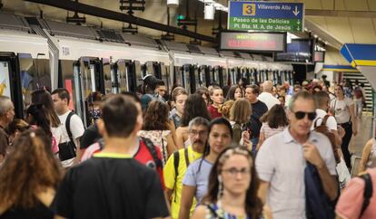 Viajeros en una estación del Metro de Madrid