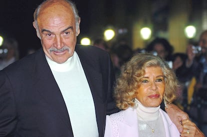 Sean Connery y su esposa, Micheline Roquebrune, en Edimburgo en agosto de 2006.