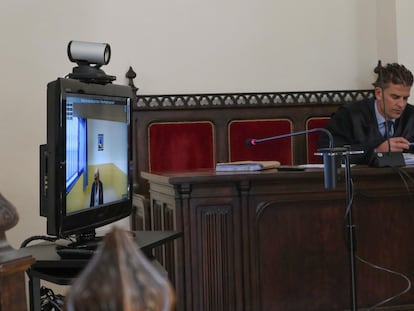 El alcalde de Castroverde de Campos (Zamora), Cecilio Lera (izquierda), sigue por videoconferencia desde la cárcel el juicio al que ha sido sometido este martes en la Audiencia Provincial de Zamora.