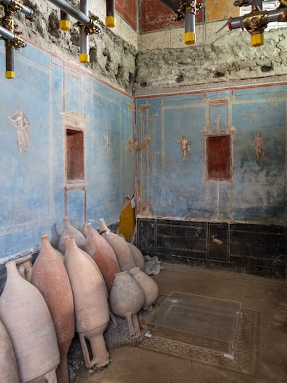 Un larario (santuario casero) descubierto recientemente. Contra la pared, varias ánforas.