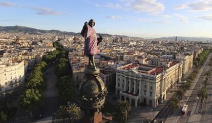 La estatua de Col&oacute;n en la Ciudad Condal, ataviada con la camiseta del Bar&ccedil;a.