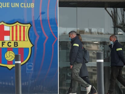 Agentes da polícia catalã entram na sede do FC Barcelona.