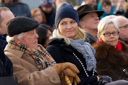 Samuel Steinmann (i), &uacute;ltimo superviviente de los jud&iacute;os noruegos que fueron deportados a Auschwitz, junto a la princesa Mette-Marit de Noruega durante el acto celebrado en Oslo para conmemorar con el 70 aniversario de la liberaci&oacute;n de Auschwitz