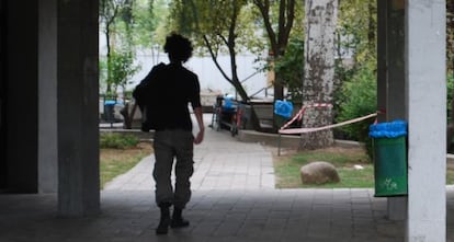 Un estudiante entra en el colegio mayor San Juan Evangelista de Madrid.