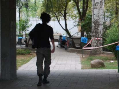 Un estudiante entra en el colegio mayor San Juan Evangelista de Madrid.