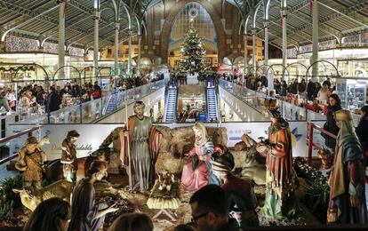 Los comercios del centro de Valencia decorados para la Navidad.