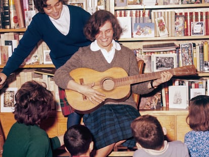 La escritora Carmen Laforet con sus hijos en Barcelona en 1966.