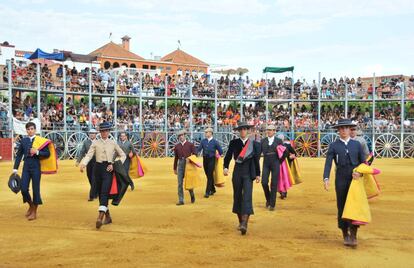 Paseíllo en la plaza de toros de La Algaba (Sevilla).