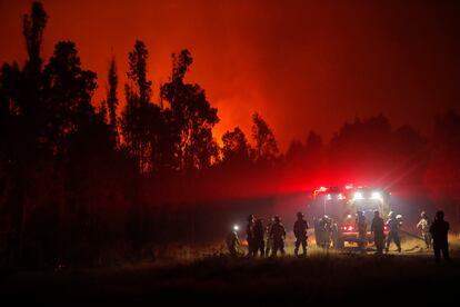 Bomberos durante un incendio en Purén, Chile, el 4 de febrero de 2023.