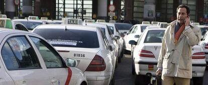 Taxis en la estación de Atocha de Madrid.