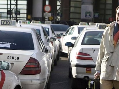 Taxis en la estación de Atocha de Madrid.