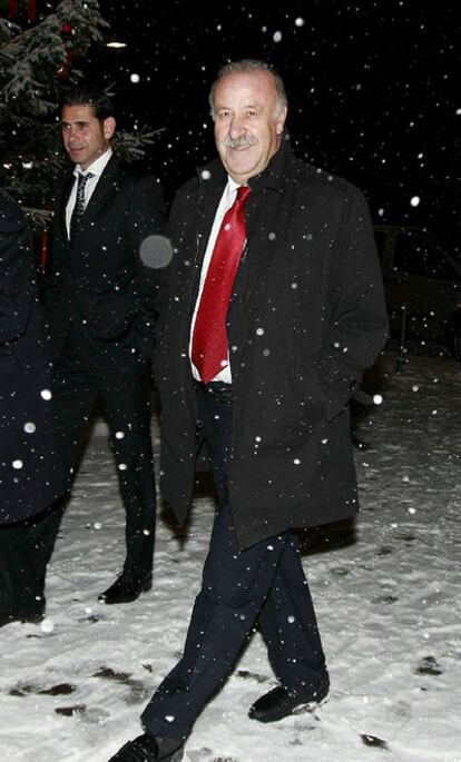 Vicente del Bosque y Fernando Hierro, ayer a su llegada a Zurich