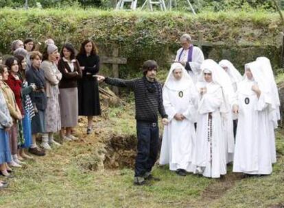 Mikel Rueda da instrucciones a las actrices en la preparación de una escena del rodaje.
Una imagen de la muestra<i> Blues.</i>