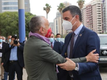 El presidente del Gobierno, Pedro Sánchez, junto con el secretario general de UGT, Pepe Álvarez, en Valencia este jueves.