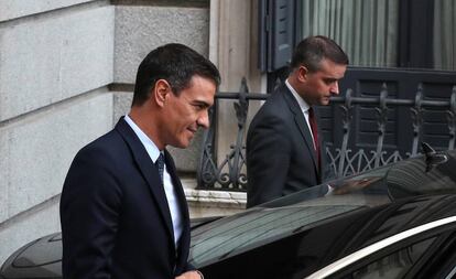 Pedro Sánchez abandona el Congreso junto a su jefe de gabinete, Ivan Redondo.