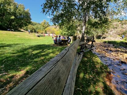 Varias familias de pícnic en el área recreativa Molino Harinero, el domingo pasado en La Hiruela.