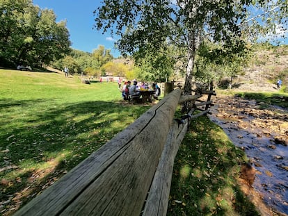 Varias familias de pícnic en el área recreativa Molino Harinero, el domingo pasado en La Hiruela.