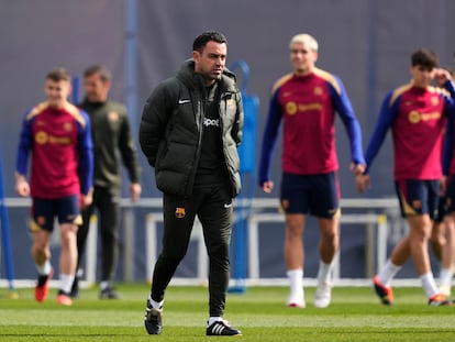 El entrenador del FC Barcelona, Xavi Hernández, durante un entrenamiento en la ciudad deportiva.