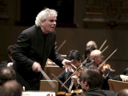 Sir Simon Rattle, dirigiendo la Filarm&oacute;nica de Berl&iacute;n en el Teatro Real