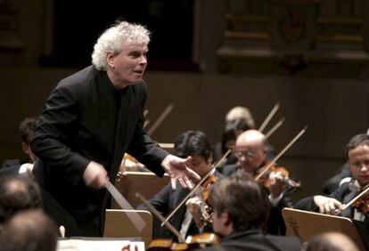 Sir Simon Rattle, dirigiendo la Filarm&oacute;nica de Berl&iacute;n en el Teatro Real