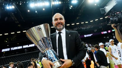 Chus Mateo, con el trofeo de la Euroliga.