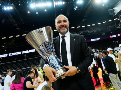 Chus Mateo, con el trofeo de la Euroliga.