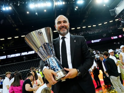 Chus Mateo, con el trofeo de campeón de la Euroliga.