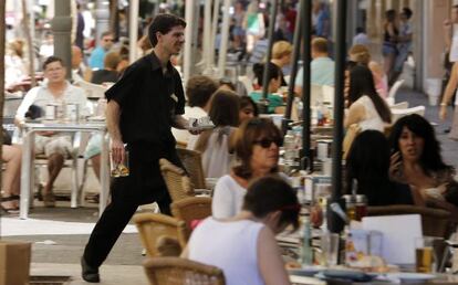 Un cambrer treballa en una terrassa.