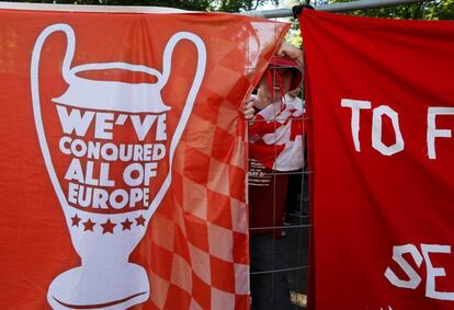 Un seguidor de Liverpool en la ciudad de Kiev (Ucrania) antes de la final de la Champions League, el 26 de mayo de 2018.