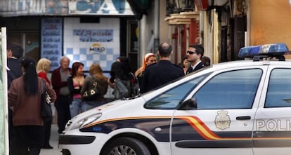 Prostitutas y clientes en la peque&ntilde;a calle de Viana, en barrio valenciano de Velluters.