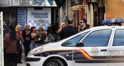 Prostitutas y clientes en la pequeña calle de Viana, en barrio valenciano de Velluters.