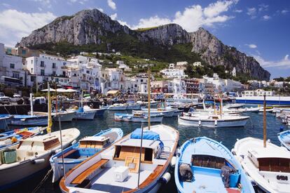 Barcos en el puerto de Marina Grande, al norte de Capri, donde llegan y salen las embarcaciones que comunican la isla con Nápoles.
