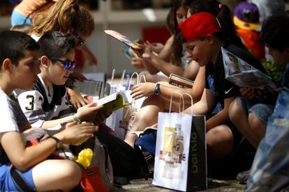 Ambiente en la Feria del Libro de Madrid. 