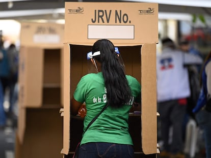 Una mujer emite su voto en las elecciones legislativas de El Salvador, este domingo.
