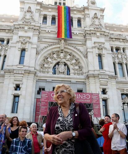 El Orgullo es una de las citas más relevantes y representativas de Madrid. El compromiso de Carmena con el Orgullo quedó evidenciado desde el primer año que llegó al Ayuntamiento, cuando colgó la bandera arcoíris, que representa al colectivo, por primera vez. Antes, ningún gobierno ni municipal ni regional de Madrid lo había hecho. Cifuentes, entonces presidenta de la Comunidad, hizo lo mismo. En 2017, la ciudad albergó el Orgullo mundial. Ese año, en la manifestación se concentraron más de un millón de personas.