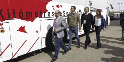 El secretari general del PSOE, Pedro Sánchez, en la presentació de l'autobús "Kilòmetres de socialisme", amb què farà la campanya de maig.