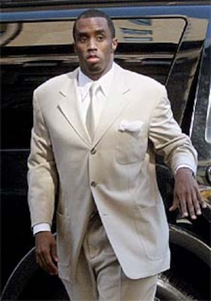 P. Diddy llega ayer a la Corte Suprema de Nueva York, donde se siguen las deliberaciones del juicio por el tiroteo en el que se vio envuelto en 1999.