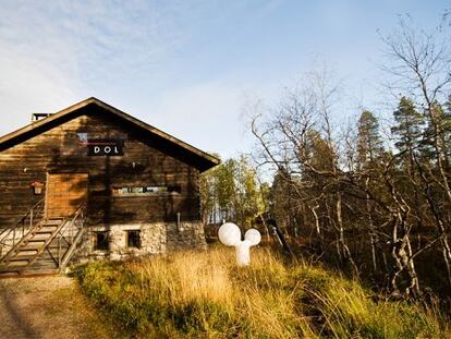 Exterior de la galería de arte House Idoli a orillas del lago Inari (Finlandia).