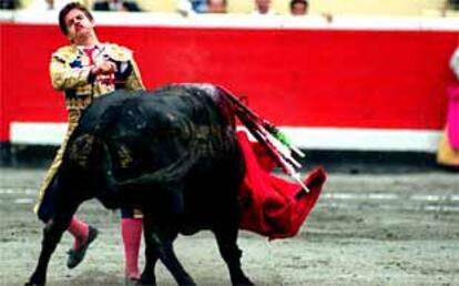 El Juli, junto al toro que acababa de partirle el labio y ante el que no se amilan terminando la faena cortando dos orejas.