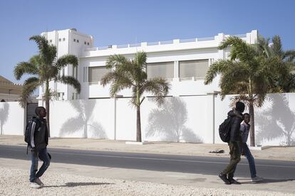 La rehabilitación más espectacular de la isla puede ser esta casa, de factura impecable y cuya obra ha comprendido también aceras y árboles aledaños, atendiendo escrupulosamente al Plan de rehabilitación de Saint Louis, que incide en el cuidado de estos elementos exteriores. Fue rehecha en 2014 y ha supuesto una gran mejora para la parte noreste de la isla. 