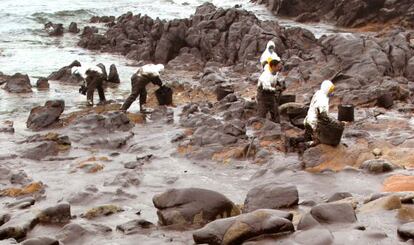 Voluntarios en la costa de Lira, Carnota. Marea negra del Prestige. Foto Anxo Iglesias 15-12-02