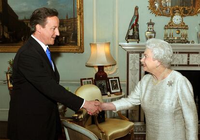 El conservador David Cameron saluda a la Reina Isabel II antes de que esta le invite a ser el nuevo primer ministro.