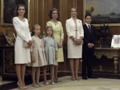 La Reina Letizia y sus hijas, la Princesa de Asturias Leonor y la infanta Sof&iacute;a, la Reina Sof&iacute;a y la Infanta Elena junto a su hijo mayor, Felipe Juan Froil&aacute;n.