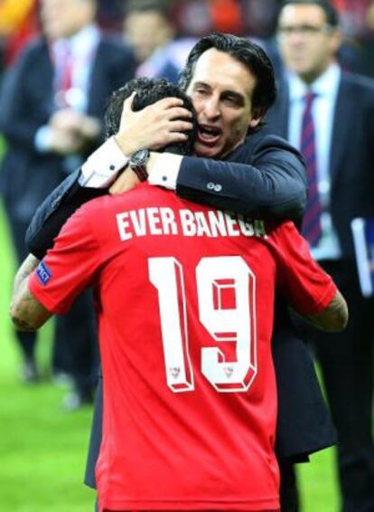 Emery abraza a Banega al finalizar el encuentro