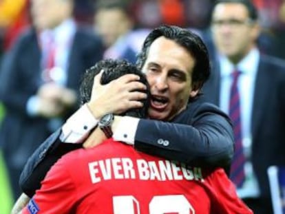 Emery abraza a Banega al finalizar el encuentro