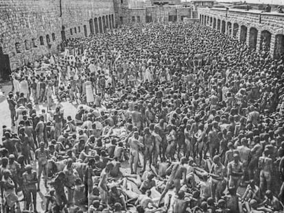 Desinfecci&oacute; general a Mauthausen, el 21 de juny de 1941: 5.000 presos van passar el dia, nus, al pati. 