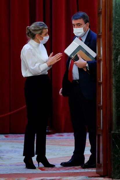 La vicepresidenta segunda y ministra de Trabajo, Yolanda Díaz (i) con el portavoz del PNV, Aitor Esteban (d) en la sesión de control de este miércoles, en el Congreso de los Diputados.