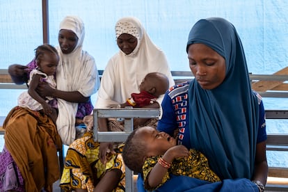 Cuando las cosas vienen mal dadas, los hombres emigran hacia Libia, al norte, o a Nigeria, al sur. Miles de madres se quedan entonces solas con sus hijos sin medios para alimentarles. A menudo caminan 15 o 20 kilómetros para buscar la ayuda sanitaria que necesitan en centros de atención a la desnutrición moderada y aguda, como este de Aguié, al sur del país. Sus maridos a veces mandan dinero, a veces no. A veces vuelven, a veces no.