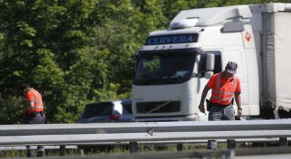 Dos agentes de la Policía Foral de Navarra inspeccionan el carril de incorporación de la A-15 en el que supuestamente un 'ertzaina' ha matado a tiros a un camionero tras una discusión de tráfico.