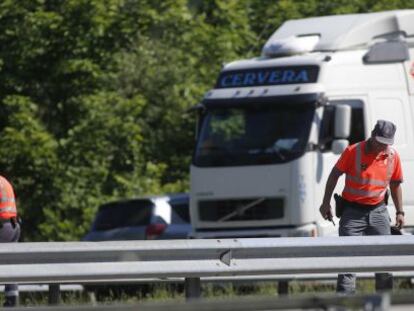 Dos agentes de la Policía Foral de Navarra inspeccionan el carril de incorporación de la A-15 en el que supuestamente un 'ertzaina' ha matado a tiros a un camionero tras una discusión de tráfico.